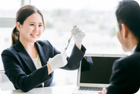 笑顔で商談をするスタッフ。